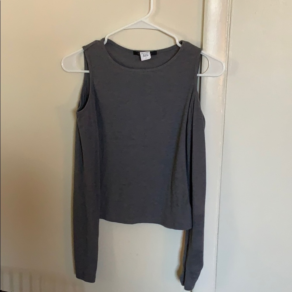 Open shoulder gray tee